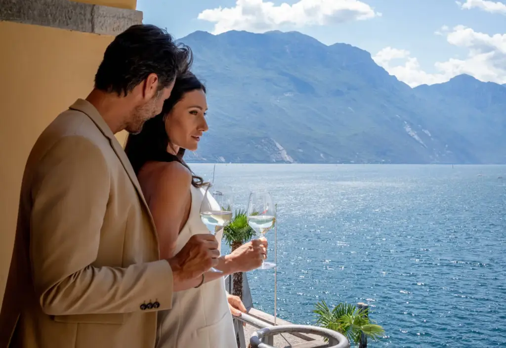 Coppia con vista lago al sole